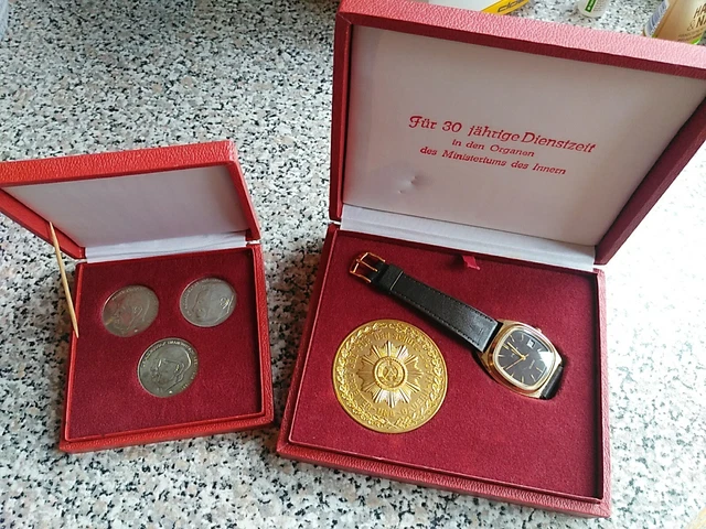 DDR Ehrengeschenke - Ruhla Uhr- 30 Jahre MdI + Etui Ehrenzeichen/Ehrenmünzen