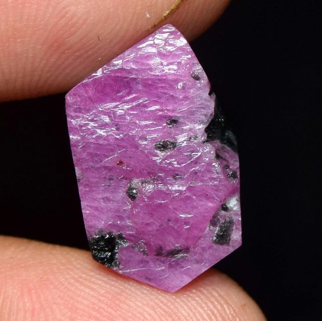 Rubis Brut De Madagascar – Rouge Pourpre – 8,55 Carats – Non Chauffé – Pièce Unique