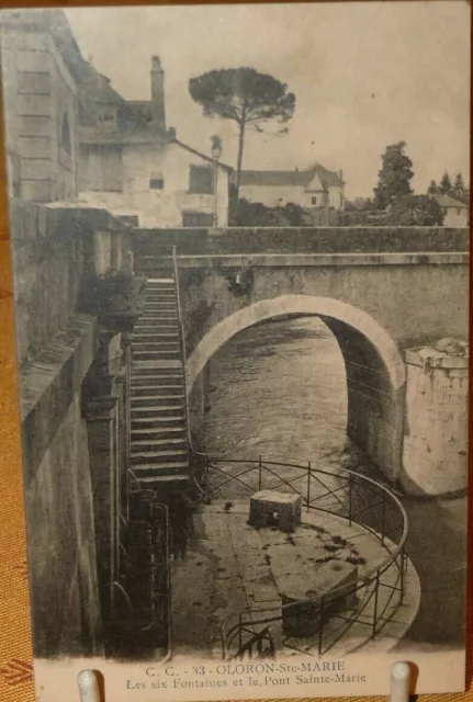 CPA Oloron Ste Marie (Pyrénées Atlantiques) les 6 fontaines et le pont Ste Marie