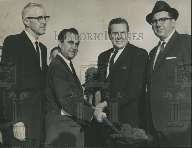 1964 Press Photo Governor George Wallace breaks ground at Ragland pipe plant