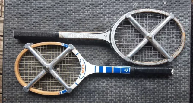 Lot de 2 raquettes de tennis anciennes avec leurs presses métalliques