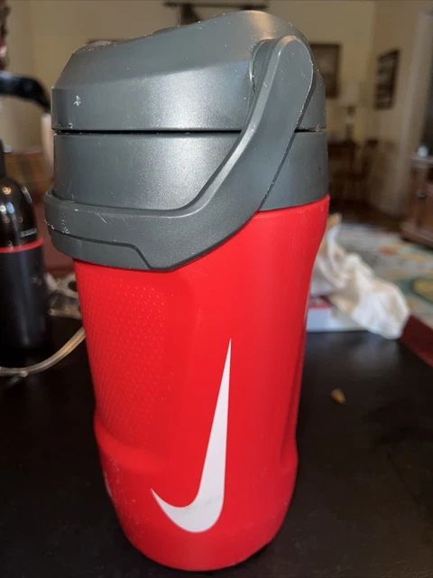 NEW Nike 64 oz Hyper fuel Insulated Water Jug Handle Black White BPA Free Chug NEW Nike 64 oz Hyper fuel Insulated Water Jug Handle Black White BPA Free Chug