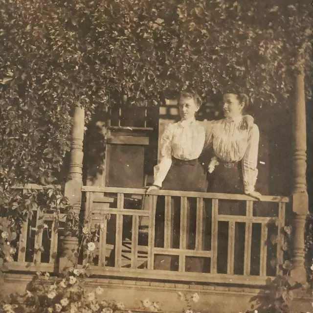 Ocean City Affectionate Girls Photo c1902 New Jersey Cottage Hugging Women B2090