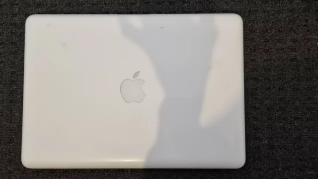 Genuine Apple MacBook 13" 2009  2.4 Ghz/ 2GB RAM/ MacOS Mojave software