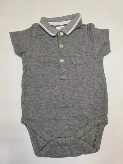 Baby Kind Body mit Kragen Next Sommer Grau 6-9 Monate Gr.68-74 (209.1)