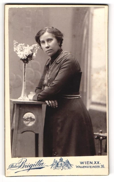 Fotografie Atelier Brigitta, Wien, Wallensteinstr. 26, Junge Dame in schwarzem