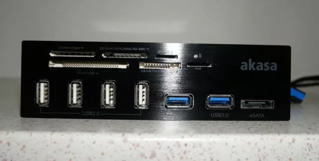 Akasa InterConnect Pro AK-HC-05BKv2 - Lecteur cartes mémoire + hub USB + E-Sata 2