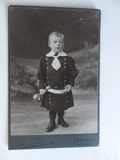 altes Foto CDV Pappfot kleiner Junge Knabe Uniform Trompete Abzeichen Berlin