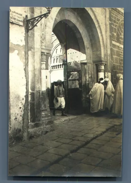 Tunisie, Tunis (تونس), Scène de rue  Vintage silver print.  Tirage argentique