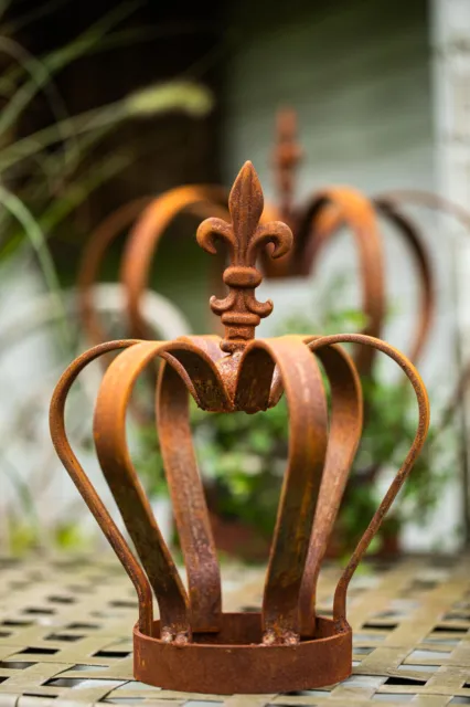 Edelrost Krone mit Lilie - 28 cm hoch - Rost Deko rostige Gartendeko Metall
