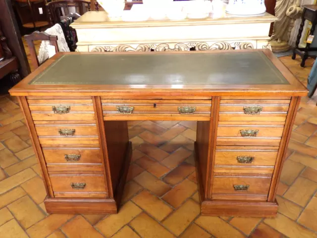 Late Victorian Walnut Leather Insert Top Kneehole Desk (Ref 288)