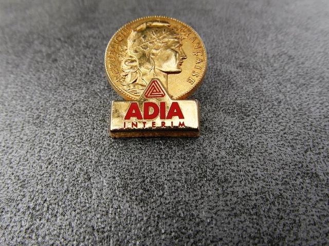 Pin’s Sport Vintage Racing Club Paris Féminin – Sponsor Adia Interim, Zamac Courtois