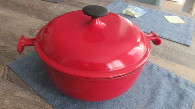 Rare et immense cocotte ovale rouge fonte vintage COUSANCES