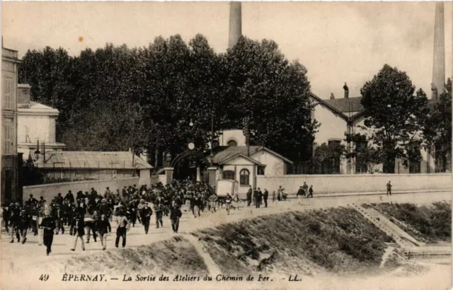 CPA ÉPERNAY - La Sortie des Ateliers (364074)