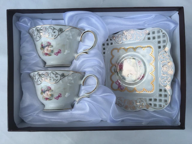 Cinq Tasses Et Sous Tasses En Porcelaine XIXeme