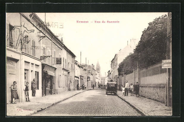 CPA Ermont, Magasins et Personnes dans Rue de Sannois