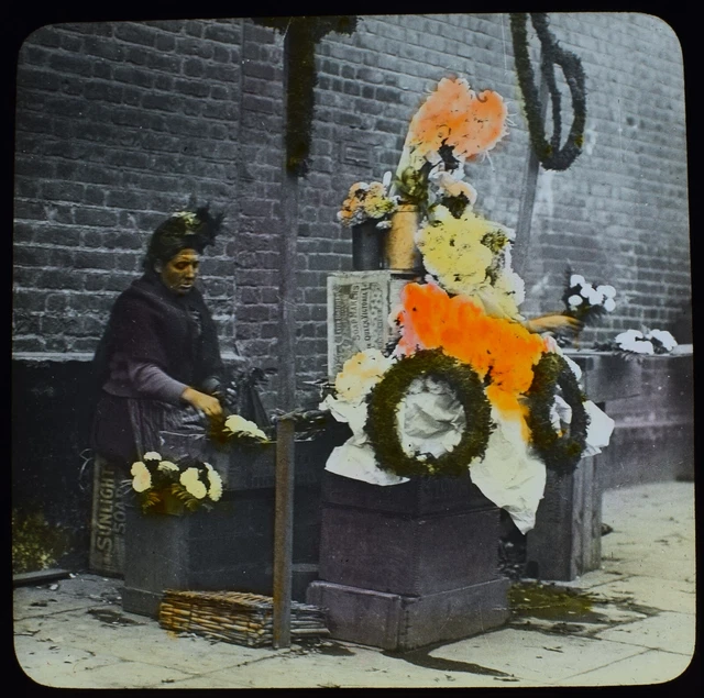 A LONDON FLOWER SELLER C1910 EDWARDIAN ANTIQUE Magic Lantern Slide PHOTO