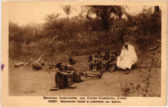 PC NIGER MISSIONAIRE DAISANT LE CATHÉCISME AUX LÉPREUX MISSIONARIES (a53526)