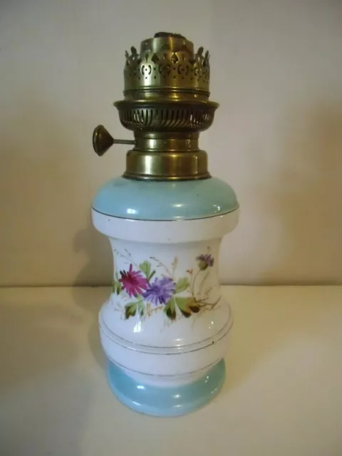 Ancienne lampe à pétrole en porcelaine , décor floral , vieux Paris