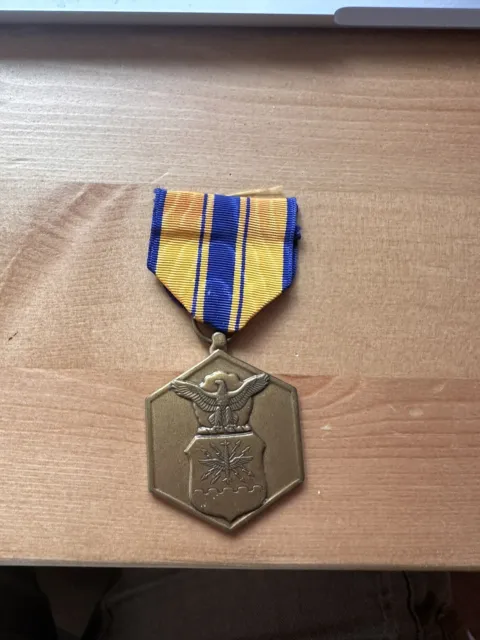 (A19-034) Original US Orden Air Force Commendation Medal im Vietnam verliehen