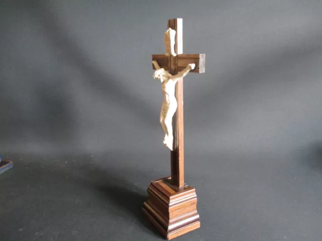 STAND- KRUZIFIX, Holz/ Jesus aus Alabaster?, um 1950, Weichholz furniert/lasiert