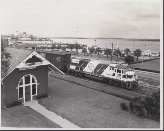 Seaboard Coast Line Railroad color photo: Bicentennial U33B diesel loco #1776