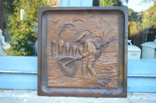 Bas Relief Bois Sculpté Pêcheur à la Crevette Vendée Bretagne Monogrammé