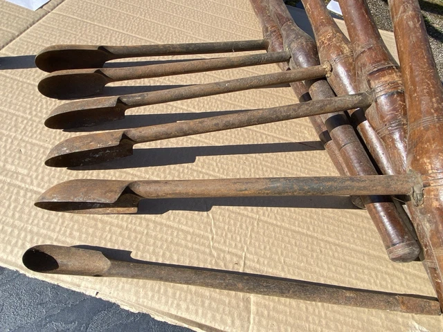 Anciens Outils De Sabotier Avec Une Paire De Sabots - Collection Vieux Métiers - France