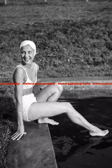 F000718 A young woman gone swimming at a lake in summer time. BdM. Germany 1930s