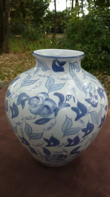 Vase boule, porcelaine Chinoise bleu de Hue, 22 cm de haut, 19 cm au plus ventru