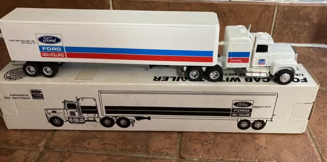 ERTL VINTAGE Ford Cab With New Holland Trailer 1:64 Scale