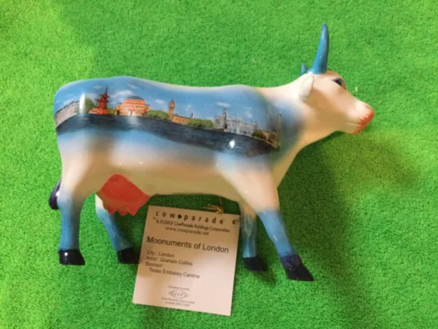 COW PARADE figurine: " MOONUMENTS of LONDON " ( #6009-Retired and RARE ! )