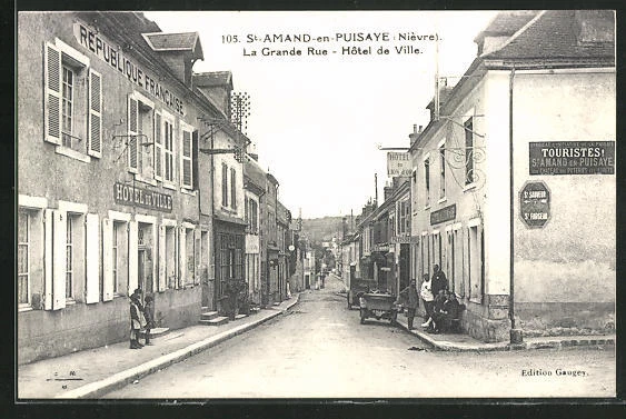 CPA Saint-Amand-en-Puisaye, la Grande Rue et Hotel de Ville