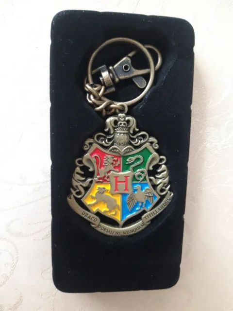 HARRY POTTER / HOGWARTS CREST KEYCHAIN / The Noble Collection