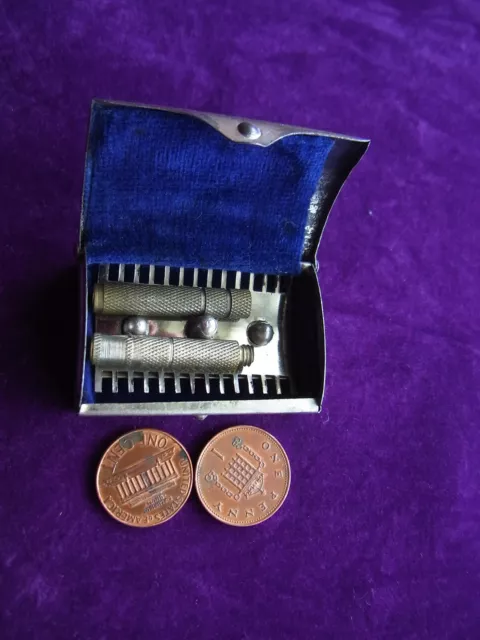 A Cased Vintage 4-Piece Miniature Travel De Safety Razor. Open Comb