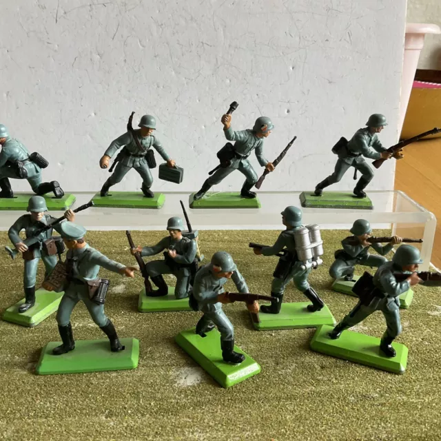 12 Britains Deetail World War2 German Infantry 1/32 painted 1st & 2nd Series