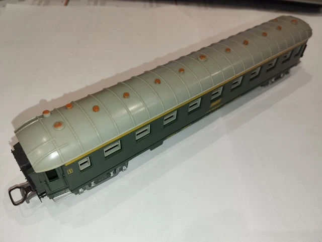 Fourgon sncf dans voitures de voyageurs pour modélisme ferroviaire à l'échelle ho