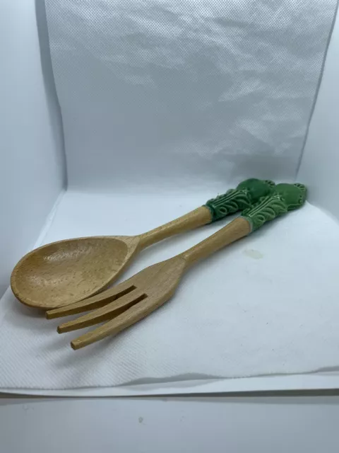 Servidores de ensaladas de tenedor y cuchara de madera vintage con asas de cerámica verde