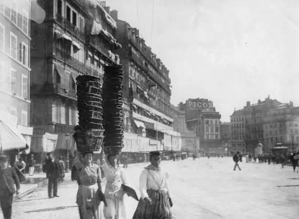 Women balance wicker baskets on their heads 1910 OLD PHOTO