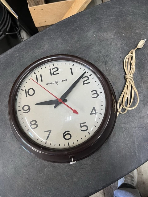 VINTAGE GENERAL ELECTRIC Wall Clock Plug In 10" made in USA. WORKS £71. ...