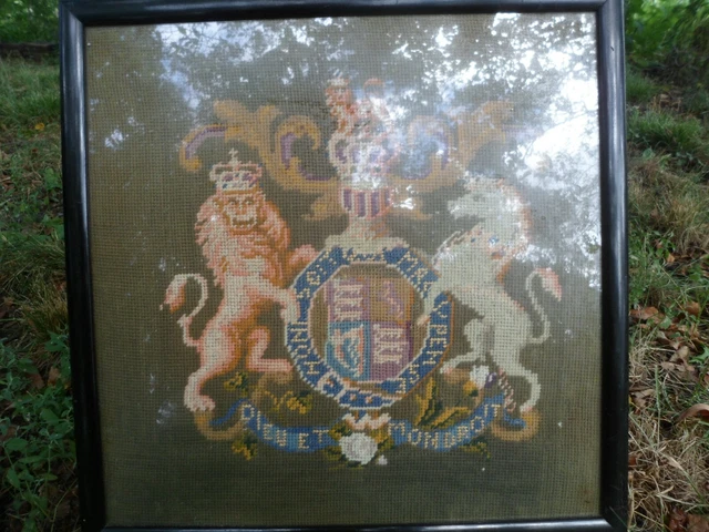 Unicorn Needlepoint Tapestry DIEU ET MON DROIT, HONI SOIT QUI MAL Y PENSE