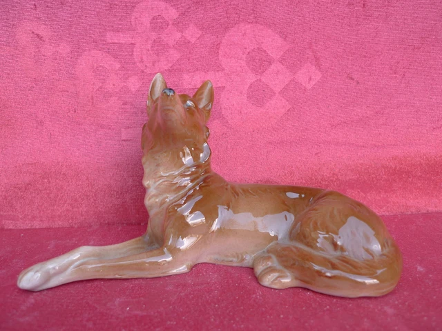 Figurine ancienne en porcelaine de Sitzendorf le vendeur de lapin - France