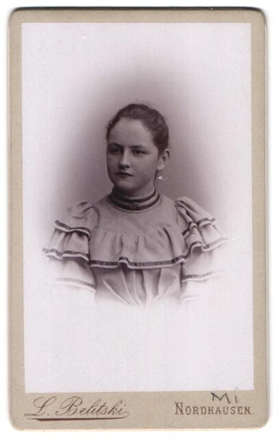Fotografie L. Belitski, Nordhausen, Freiheit 14, Portrait junge Dame mit zurück