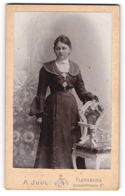 Fotografie Flensburg, Grosse Strasse 21, Junge Dame im modischen Kleid