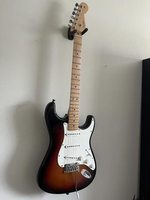 2011 Fender American Stratocaster Corona Cali. 3 Tone Sunburst Maple neck