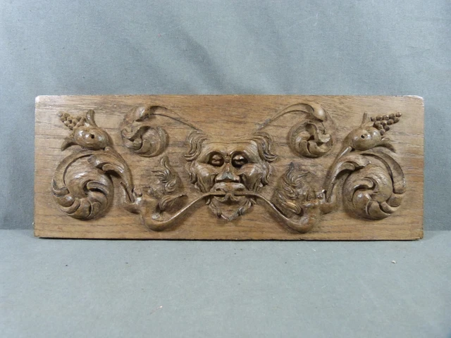 Oak bas-relief carved Renaissance-style decorated with Finial, foliage, heads