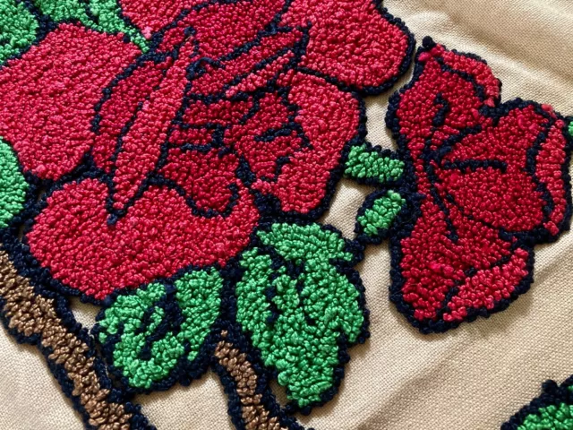 Encantador Vintage Handmade Punch Needle Chenille Bordado ROSES ROJAS sobre lino