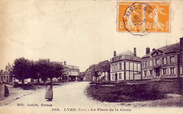 CPA 27 NORMANDIE EURE Environs Evreux LYRE Place de la Croix 1922 Animée