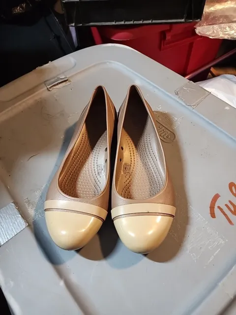 New Crocs Flats Women’s Size 8 Tan Cream Cap Toe Slip On Shoes 12300