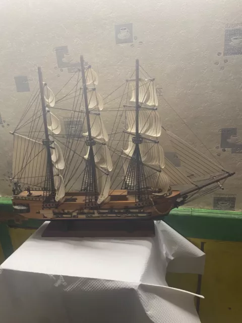 Ancienne maquette de bateau voilier dans son jus à restaurer les voiles